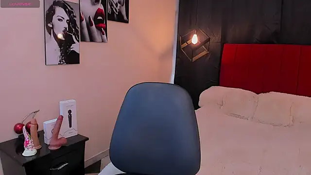 Megan Do Santos online show from February 3, 2025, 8:24 pm