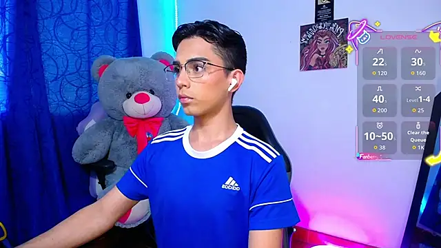 OwenBluee online show from June 12, 2026, 10:41 pm