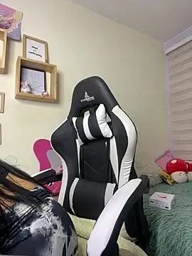 Snapshot of Ivann4 chatting on March 7, 2025, 7:05 pm Ivann4 online show from March 7, 2025, 7:05 pm