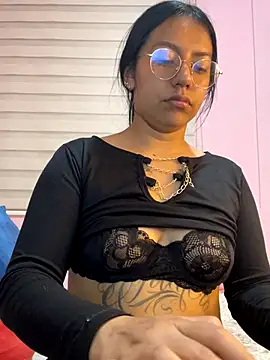 Snapshot of Ivann4 chatting on December 2, 2025, 1:11 am Ivann4 online show from December 2, 2025, 1:11 am