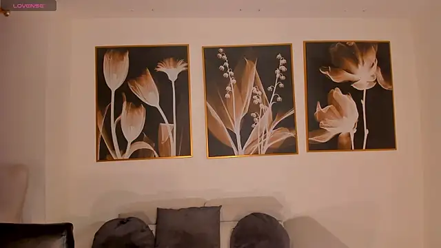 ArianaDumont online show from March 22, 2026, 11:13 am