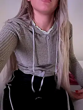 Holly-Glamour online show from December 14, 2025, 1:33 am