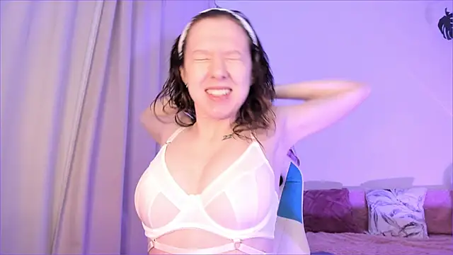 Snapshot of Viktoria_Oliverr chatting on September 21, 2025, 6:04 am Viktoria Oliverr online show from September 21, 2025, 6:04 am