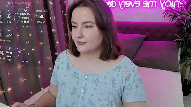 FeralPeach online show from October 18, 2025, 5:10 am