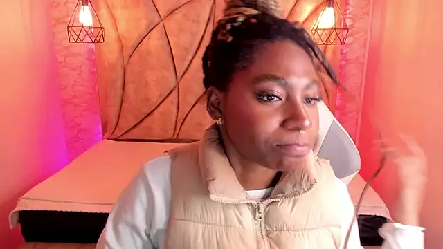 Queen perla  online show from February 1, 2025, 4:11 pm