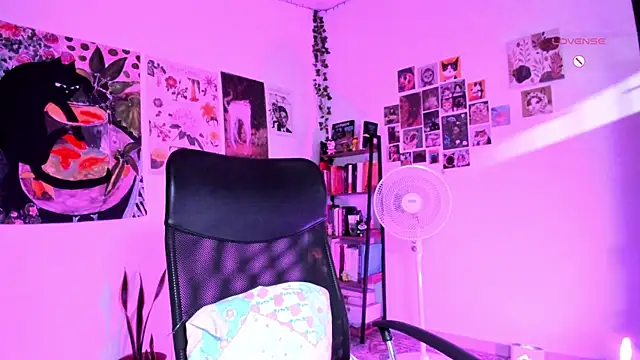 Conlosmichis online show from September 17, 2025, 11:06 pm