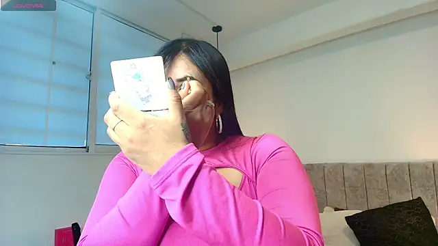 Snapshot of GiaFox_ chatting on May 6, 2026, 8:25 pm GiaFox online show from May 6, 2026, 8:25 pm
