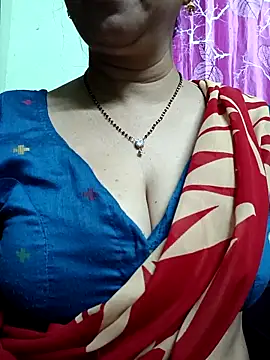 Snapshot of Rosy-B chatting on November 10, 2025, 9:47 pm Rosy-B online show from November 10, 2025, 9:47 pm