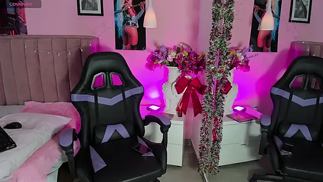 Snapshot of RolyLoren chatting on December 20, 2024, 11:32 am RolyLoren online show from December 20, 2024, 11:32 am