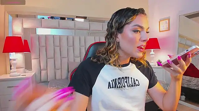 mariiahneedles online show from February 4, 2025, 8:17 pm