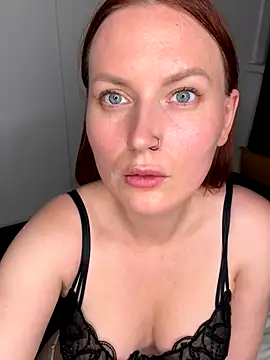 EmmaWarren online show from October 19, 2025, 5:02 pm