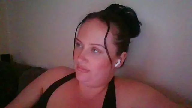 Snapshot of CurvyQueen2023 chatting on February 1, 2026, 9:24 pm CurvyQueen2023 online show from February 1, 2026, 9:24 pm