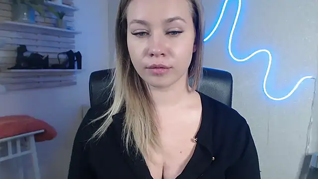 holly xglam online show from December 13, 2024, 11:13 am