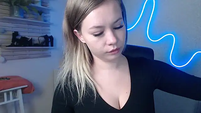 holly xglam online show from December 19, 2024, 3:18 am