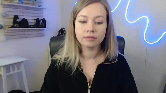 holly xglam online show from January 24, 2025, 6:24 am