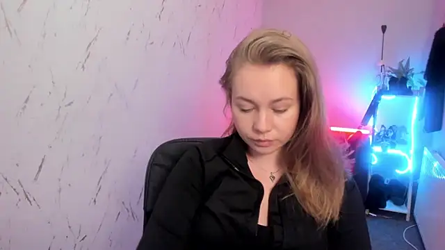 holly xglam online show from March 23, 2026, 8:35 pm