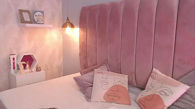 LeenaBrown online show from November 20, 2025, 1:00 pm