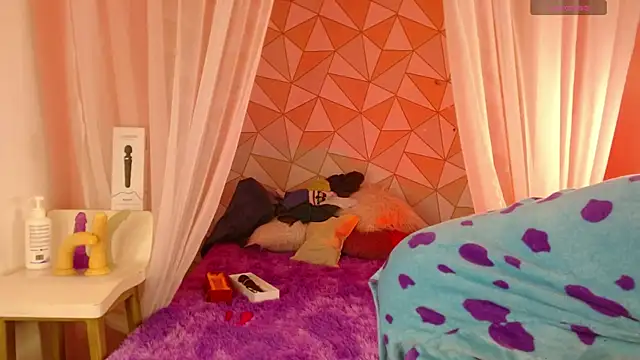 mapelove online show from January 27, 2025, 1:52 pm