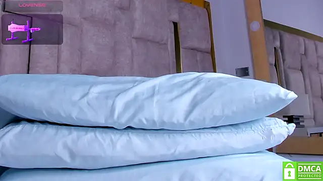 Eris Rose online show from November 7, 2025, 8:20 pm