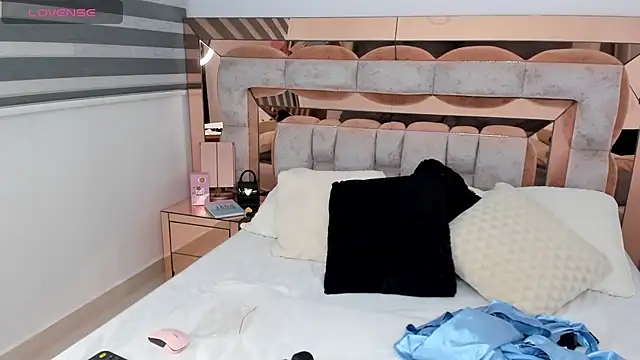 Snapshot of CamiiLovers chatting on January 17, 2025, 11:18 pm CamiiLovers online show from January 17, 2025, 11:18 pm