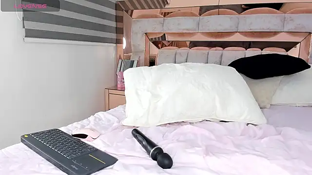 Snapshot of CamiiLovers chatting on February 4, 2025, 2:28 am CamiiLovers online show from February 4, 2025, 2:28 am