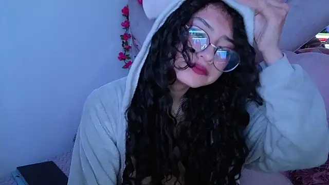 Snapshot of CherieCurl chatting on May 19, 2026, 6:58 pm CherieCurl online show from May 19, 2026, 6:58 pm