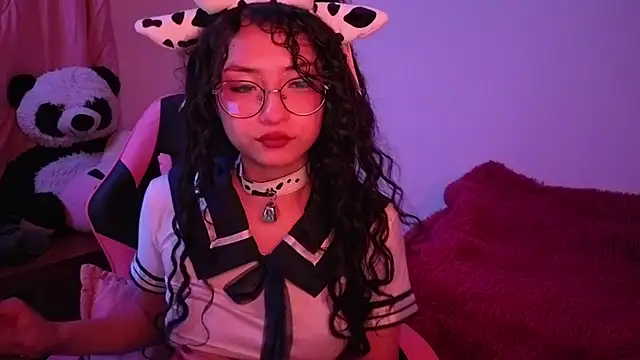 Snapshot of CherieCurl chatting on August 3, 2026, 10:46 pm CherieCurl online show from August 3, 2026, 10:46 pm