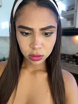 HaileyBaldwin online show from January 6, 2025, 7:35 pm