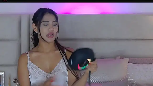 HaileyBaldwin online show from January 18, 2025, 2:14 am