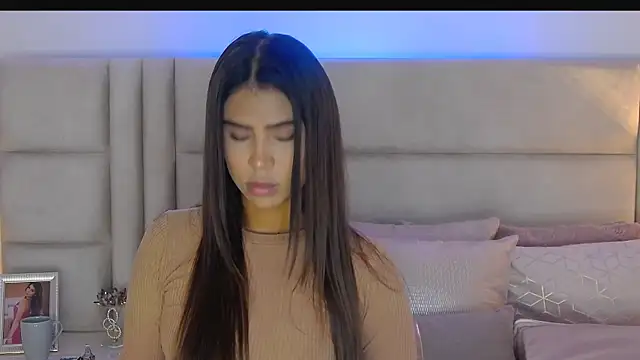 HaileyBaldwin online show from February 2, 2025, 8:19 pm