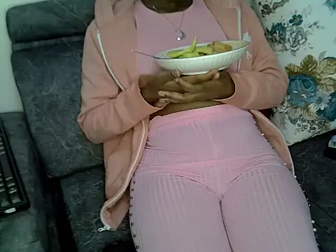 Snapshot of Hot-zeenah chatting on January 7, 2025, 1:06 am Hot-zeenah online show from January 7, 2025, 1:06 am