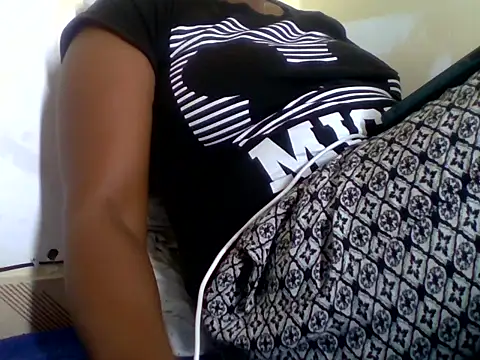 Snapshot of Hot-zeenah chatting on October 13, 2025, 7:30 am Hot-zeenah online show from October 13, 2025, 7:30 am