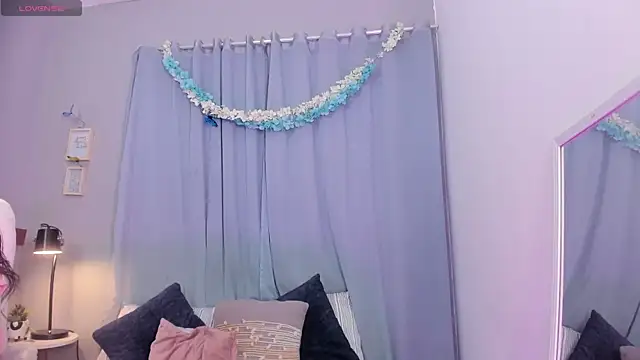 Chloe fischer  online show from April 15, 2026, 5:20 pm