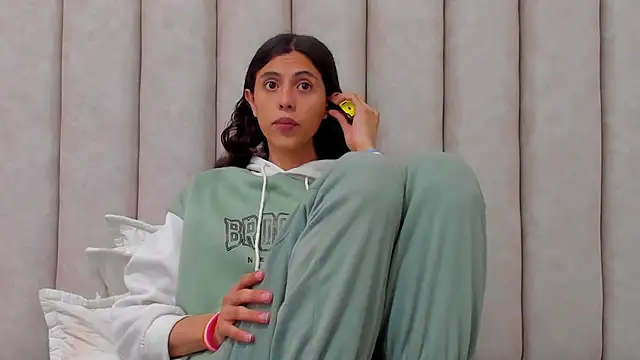 FreyaMoller online show from October 23, 2025, 6:50 pm