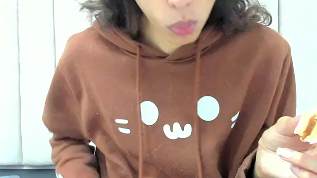 FreyaMoller online show from April 18, 2026, 7:07 pm