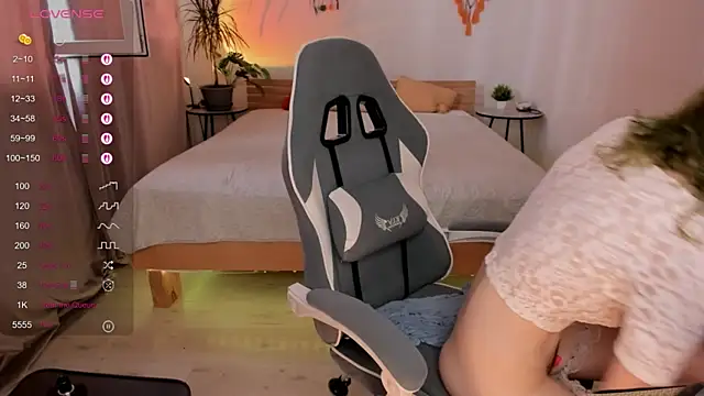 Snapshot of alisahug chatting on July 27, 2026, 5:25 am alisahug online show from July 27, 2026, 5:25 am