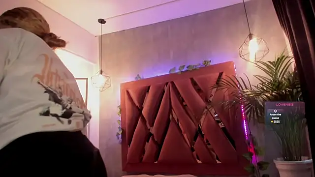 Haelycute online show from February 6, 2025, 11:43 am