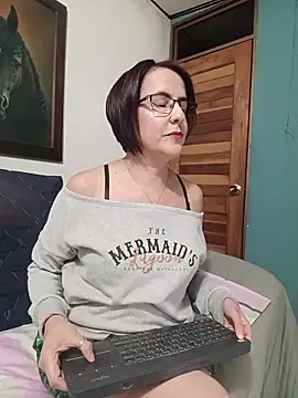 Snapshot of IsisBlake chatting on April 28, 2026, 5:01 am IsisBlake online show from April 28, 2026, 5:01 am