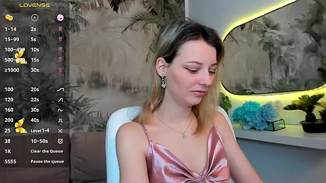 pretty little thing online show from January 15, 2025, 12:58 pm