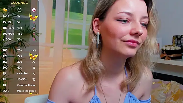 pretty little thing online show from January 31, 2025, 6:47 pm