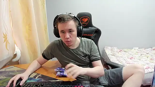 iliaskrislove online show from December 4, 2025, 5:39 am