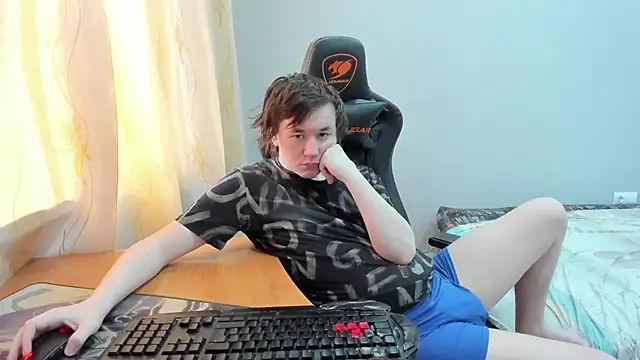 iliaskrislove online show from April 7, 2026, 4:02 am