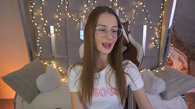 CozyMell online show from April 18, 2026, 6:28 am