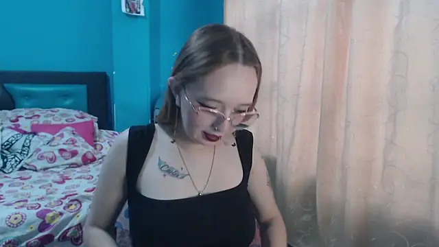 Snapshot of Liaroberts1 chatting on February 22, 2025, 12:08 pm Liaroberts1 online show from February 22, 2025, 12:08 pm