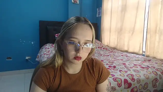 Liaroberts1 online show from December 4, 2025, 12:14 pm