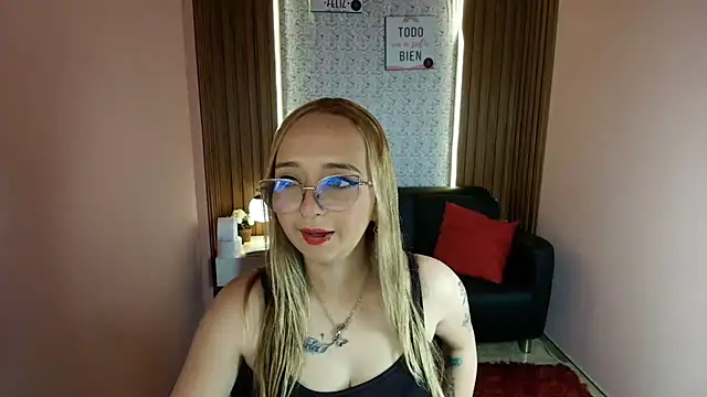 Snapshot of Liaroberts1 chatting on June 22, 2026, 1:30 pm Liaroberts1 online show from June 22, 2026, 1:30 pm