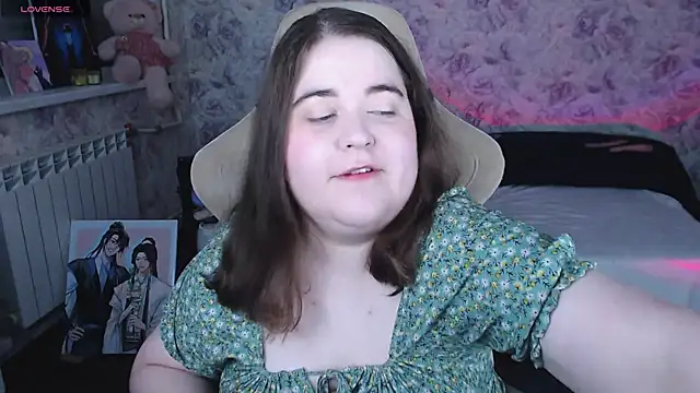 Estelle Hicks online show from July 28, 2026, 7:15 pm