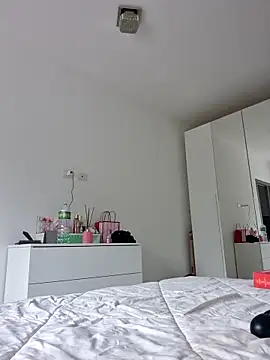 Emily Posh online show from September 25, 2025, 11:25 am