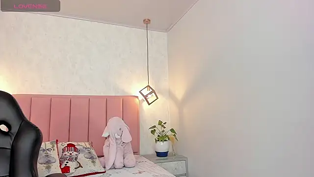 SUNNYCYRUS online show from December 13, 2024, 7:32 pm