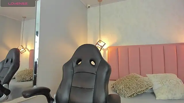 SUNNYCYRUS online show from February 18, 2026, 12:34 pm